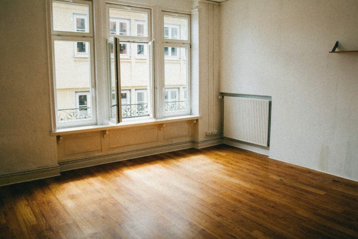 Cameră goală într-un apartament vechi, în lumina după-amiezii — imobilul, așa cum îl vede evaluatorul