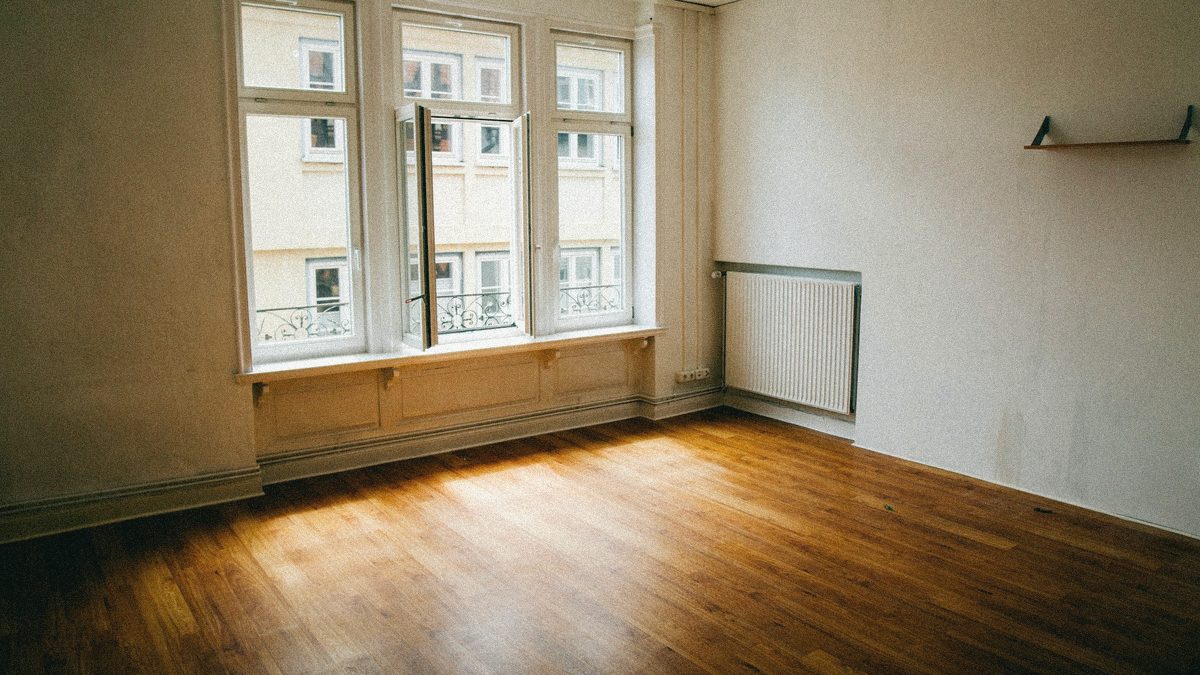 Cameră goală într-un apartament vechi, în lumina după-amiezii — imobilul, așa cum îl vede evaluatorul