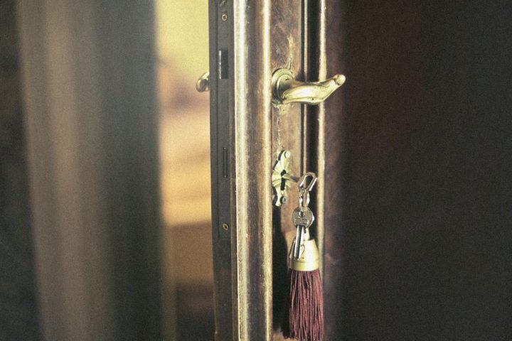 Cheie lăsată în yala ușii unui apartament — imobilul rămâne al proprietarului pe durata ipotecii
