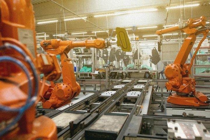 Linie de producție cu roboți industriali — investițiile mari sunt sursa obișnuită a TVA-ului de rambursat