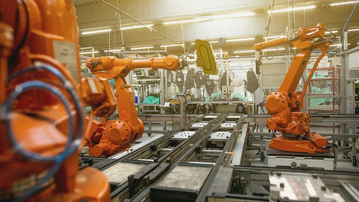 Linie de producție cu roboți industriali — investițiile mari sunt sursa obișnuită a TVA-ului de rambursat